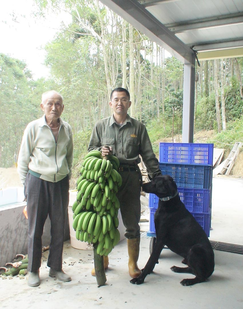 農場草創初期劉晃賓與同是榮民的父親合影，解甲歸田，二代傳承。
