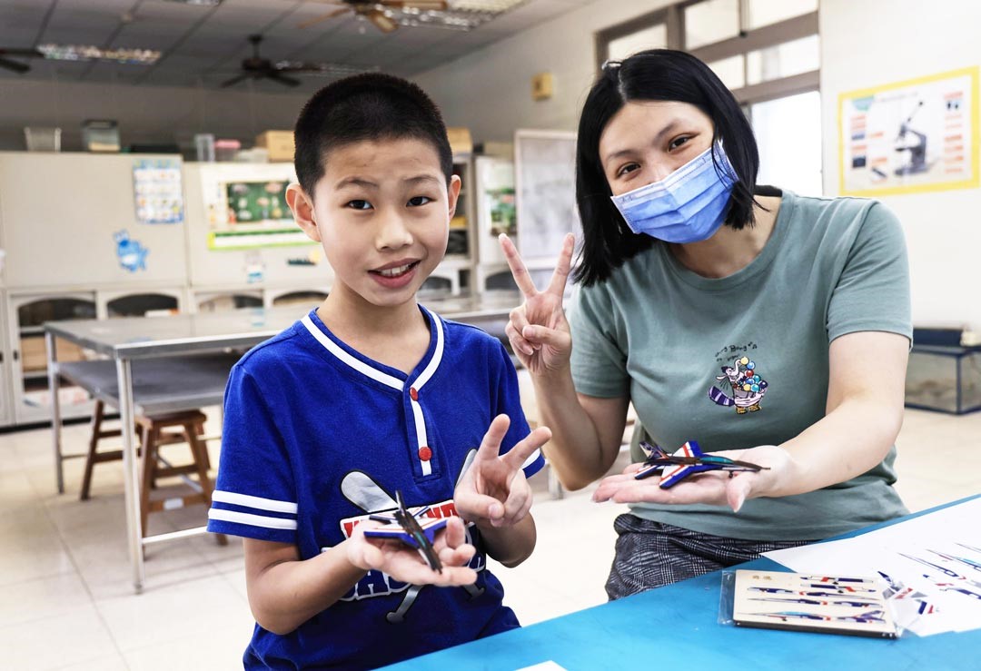 老師和學生開心展示親手組合的勇鷹號。