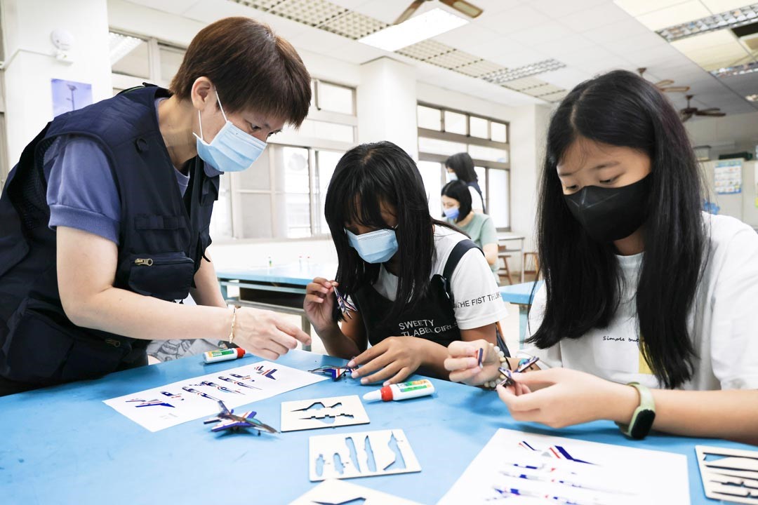 「軍事拼圖」教學課程，同學們認真地組合專屬自己的勇鷹號。