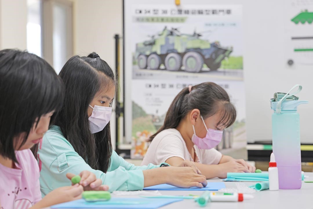 軍事黏土製作課程，在潛移默化中，將全民國防的理念在學童心中撒下希望的種子。