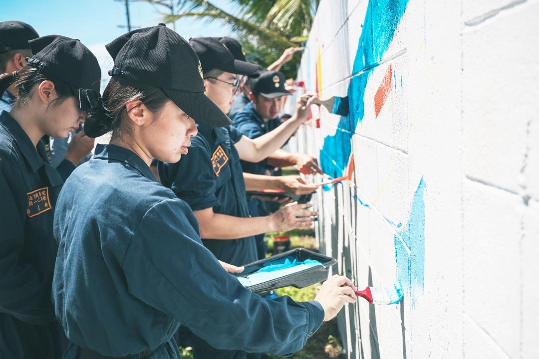 官校學生協助彩繪友邦國家高中外圍牆。