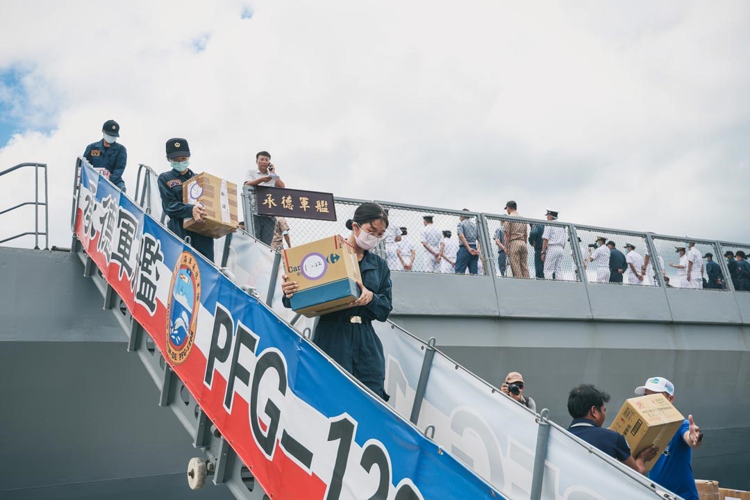 敦睦支隊為友邦國家送來物資，展現友好邦誼。