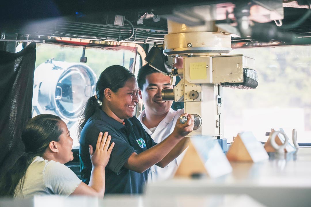 友邦民眾登上承德軍艦參觀，對國軍艦艇武器裝備留下深刻印象。
