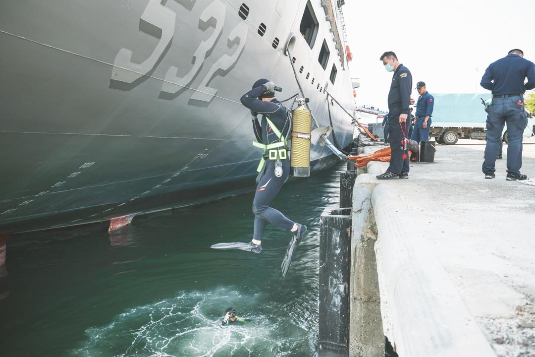 水下作業大隊官兵全副武裝下潛執行船艦檢查。