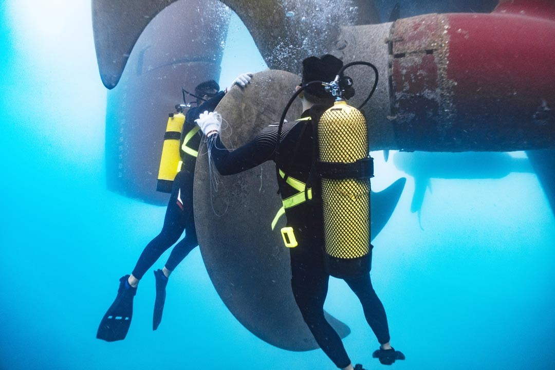 海軍水下作業大隊扮演軍艦的「外科醫生」，隨時進行船體檢視與故障排除。（軍聞社記者陳彥樺攝）