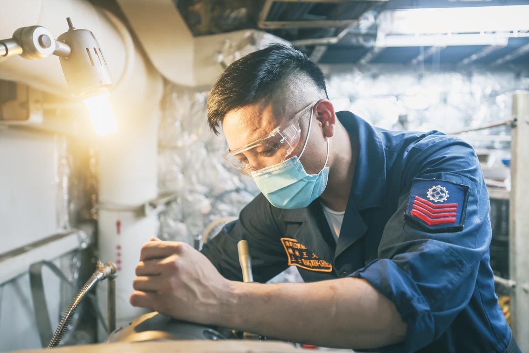 廠修小組官兵航程中提供專業維修能量，確保裝備運作正常。