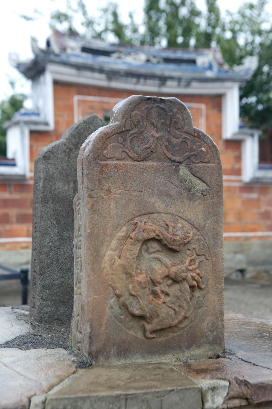 設置於李宅外埕廣場的石造旗杆座。早先只有在官宦之家或科舉得第的人家，才能豎立旗竿以表榮耀。