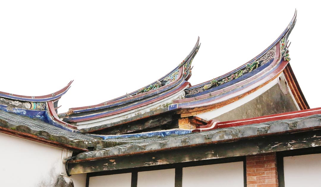 主建物的屋頂脊上高揚的燕尾，是閩南建築中僅見於廟宇或官邸才可出現的設計。