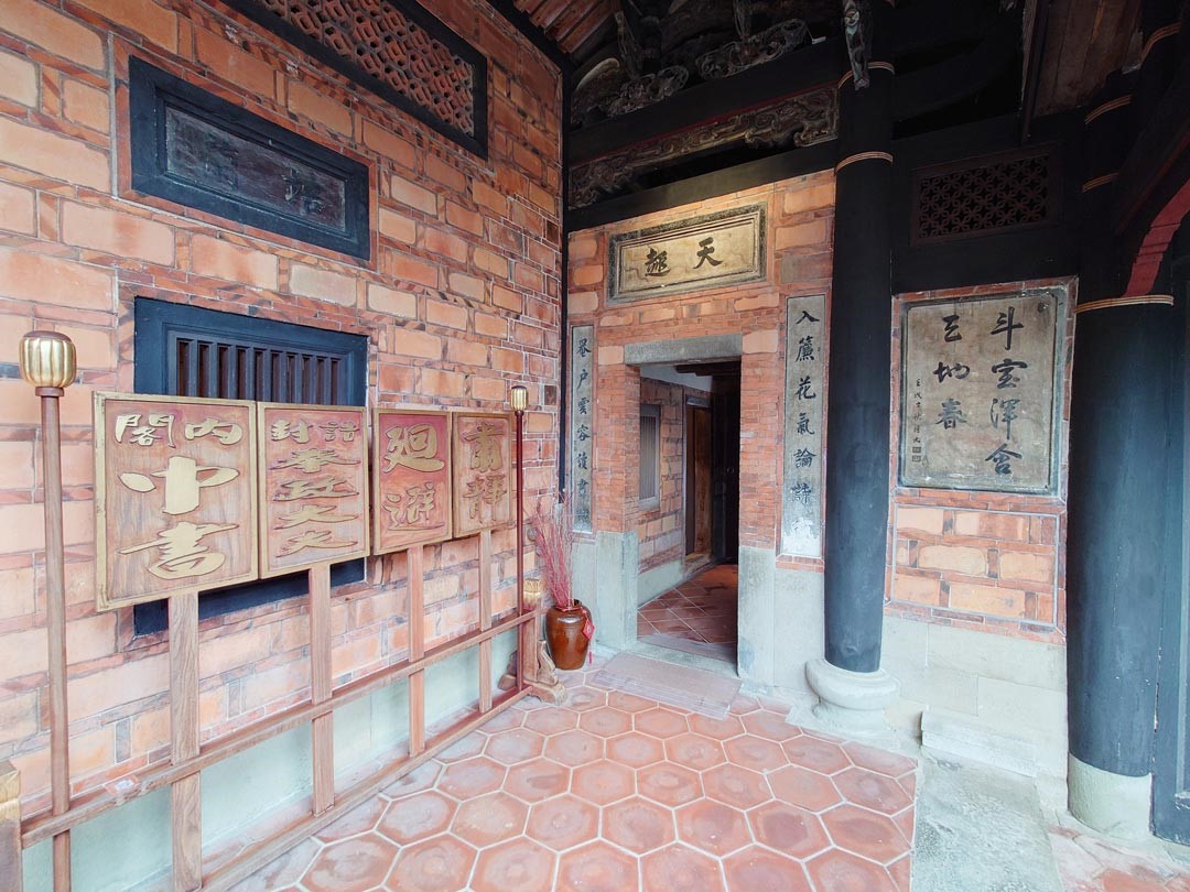 宅內分布相當多的雕刻、書畫等裝飾，值得仔細觀賞。