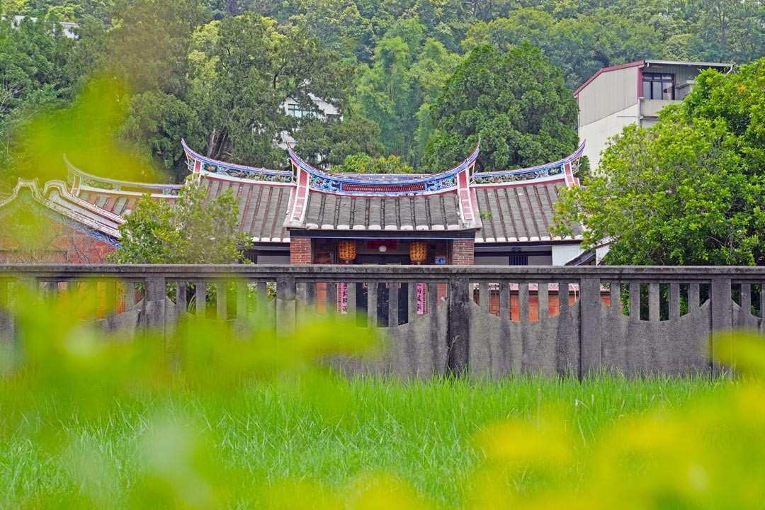 鄰近的天水堂是姜家祖厝，古典建築與華麗洋樓相互輝映百年榮光。
