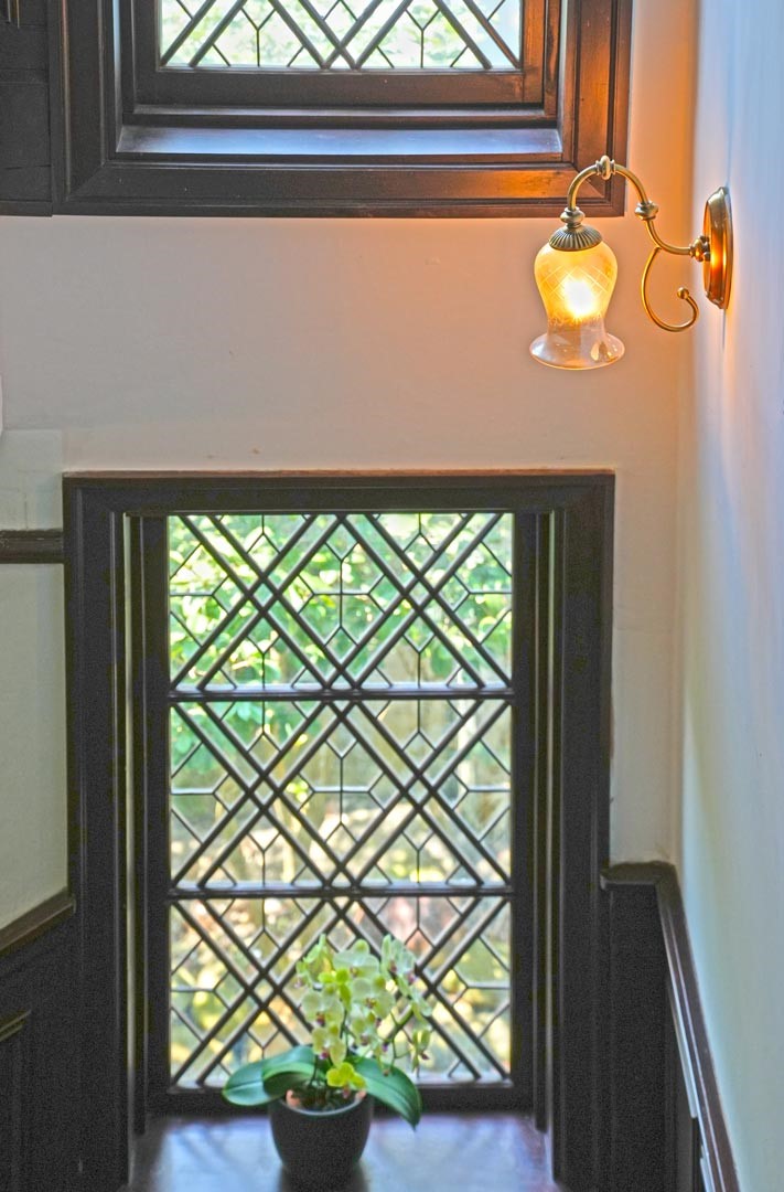 姜阿新洋樓十分注重採光和通風，窗戶以細緻的工藝呈現特有紋飾。