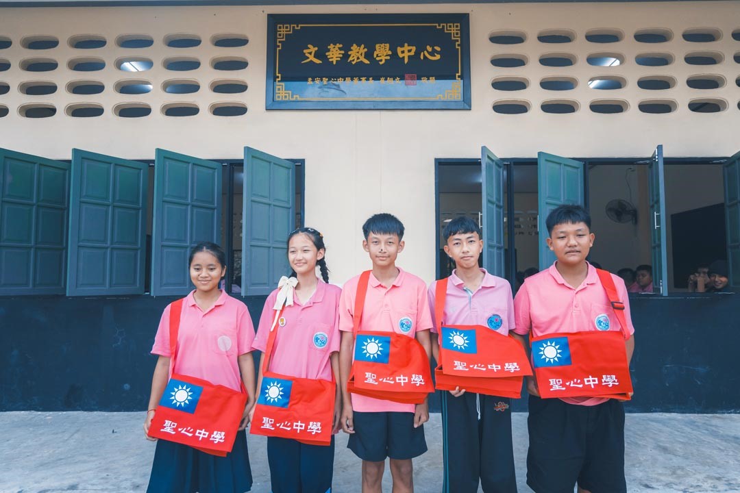 聖心中學的國旗書包。