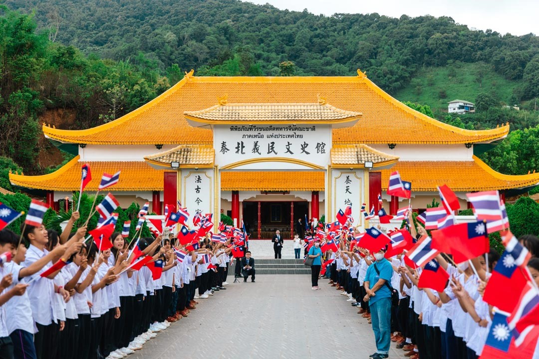 僑校學生揮舞兩國國旗，熱烈歡迎移靈小組。