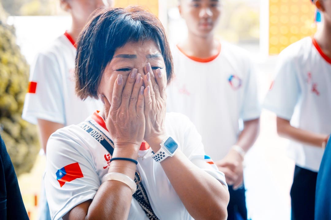 孤軍後代高唱〈梅花〉送別先烈牌位移靈，涕淚縱橫。