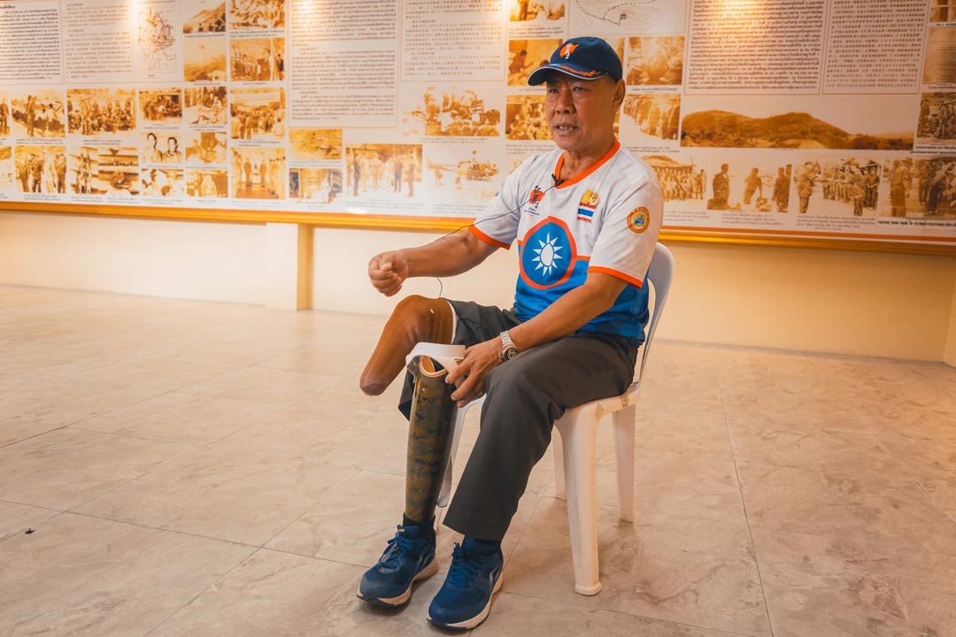 莫祥海展示遭人員殺傷雷炸斷的殘肢，細訴5735部隊征剿苗共的血淚歷史。