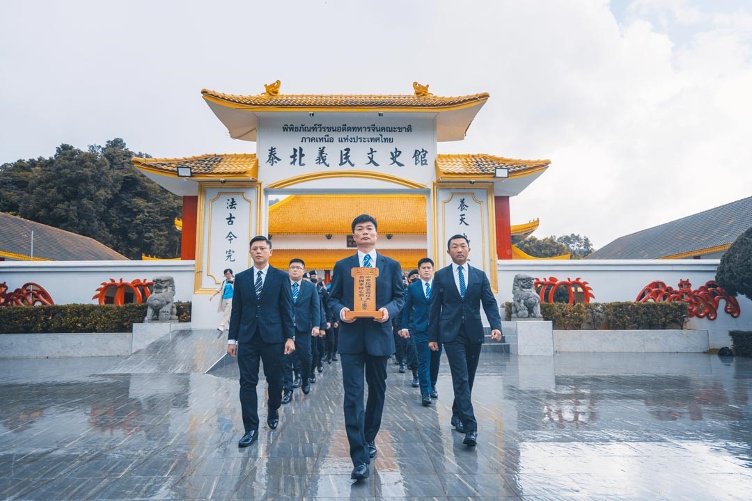 許處長手捧先烈牌位，帶領先烈踏上歸國之路。