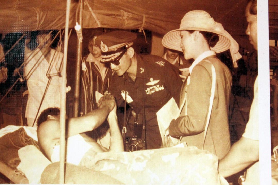 考科考牙一役，泰皇前往慰問傷員，深受感動，給予5735部隊永久居留權。
（泰北義民文史館提供）