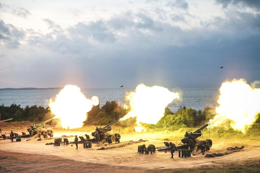 M115式8吋榴彈砲執行防護射擊，驗證作戰計畫與訓練成效。