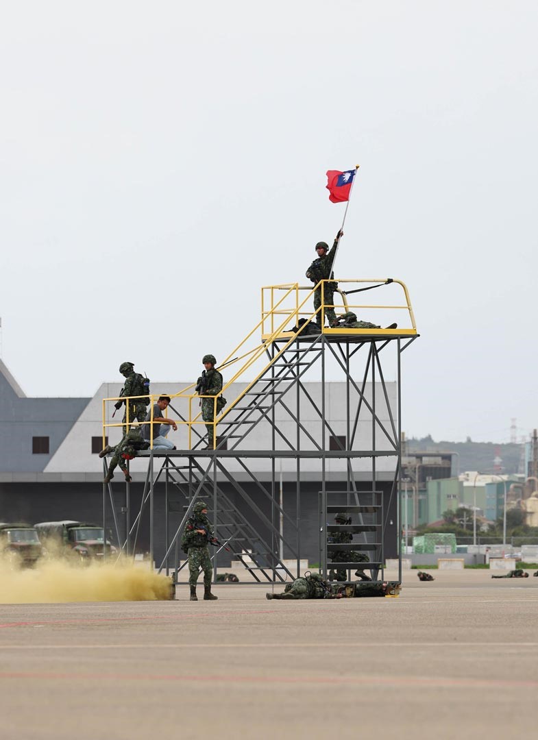 桃園機場反空機降演練，提升國軍官兵反擊應變能力。