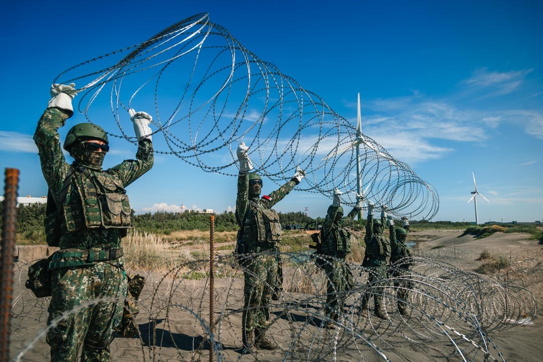 官兵不畏烈日曝曬進行阻絕設置，戮力完成任務。