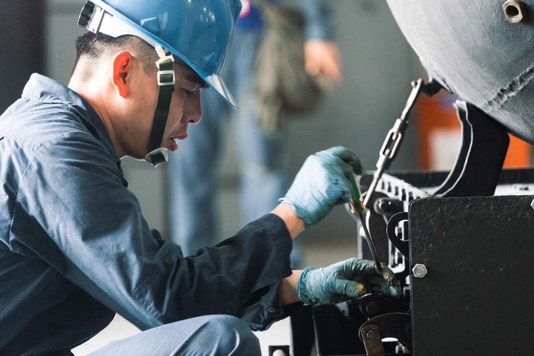 布雷艇中隊官兵接獲整備命令後，立即執行檢整及參數設定等作業。