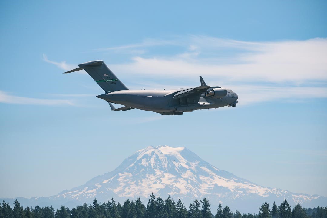 有全球霸王之稱C-17運輸機，具優異短場起降功能，於航展中展示其高度機動性。