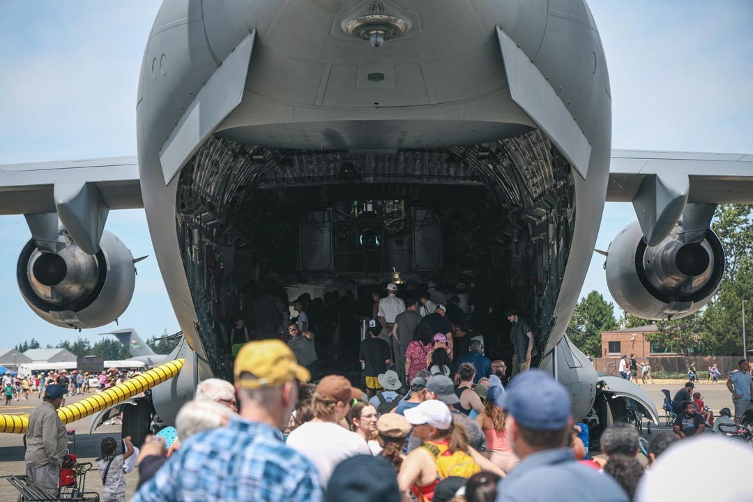 參訪民眾大排長龍，只為登上C-17運輸機碩大的機艙，一睹運輸機優異載運性能。