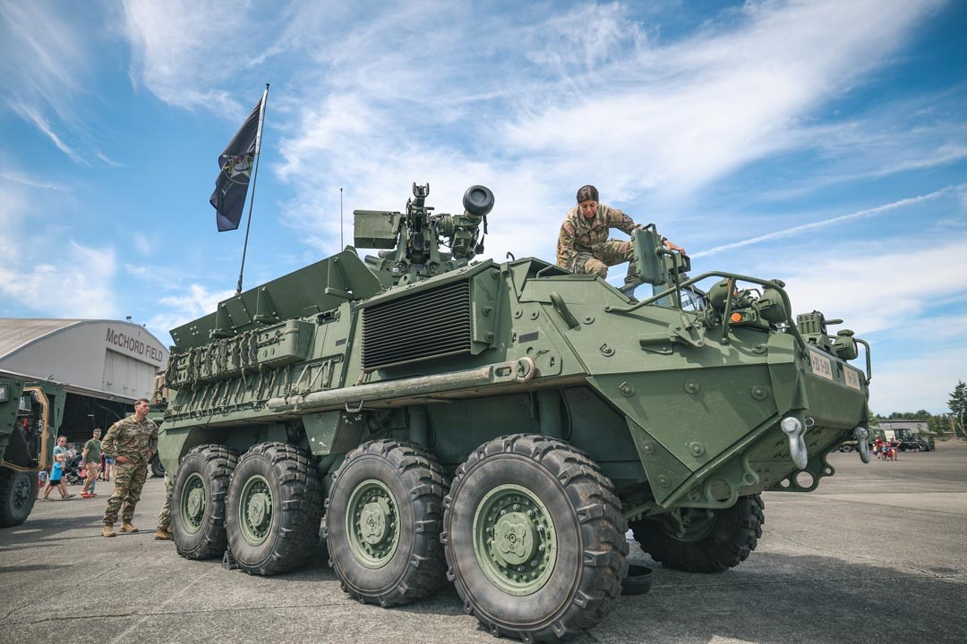 基地開放活動展出「史崔克」8輪甲車。