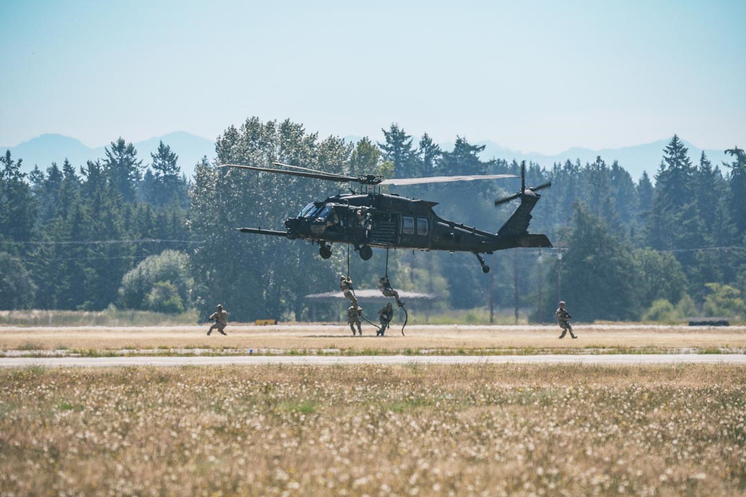 美國陸軍第160特戰航空團（160th SOAR）的MH-60直升機，載運特戰人員進行反恐任務演練，為活動帶來緊張刺激的暖場。