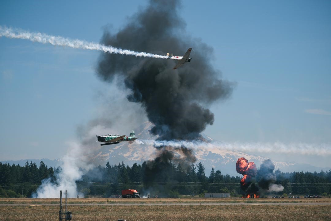 空襲警報一響起，只見飛行員駕駛T-6等戰機共8架次，飛越會場上空，並依照想定執行偷襲任務。