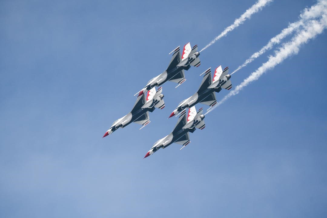 雷鳥特技小組於航展中，展現高難度飛行技巧，以及飛行員穩定控制與高度默契。