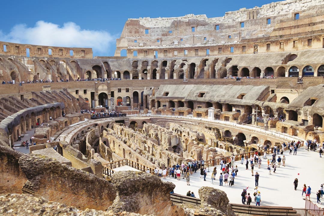 鬥獸場下方，地下區域延伸大約半公頃，共有14條走廊，蜿蜒的迴廊、多重的隔間，是競技場的後臺核心。