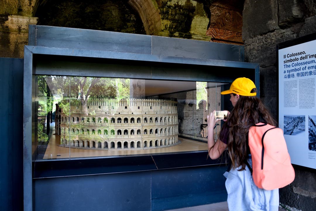 博物館裡展示的競技場模型，每一座拱門內都有一座雕像。