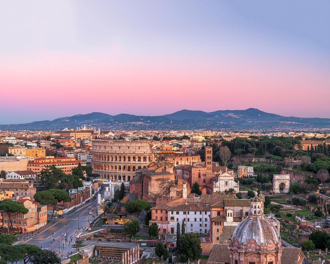 羅馬競技場是全世界最大的古羅馬遺跡，也是最能代表羅馬文化精神的歷史建築。