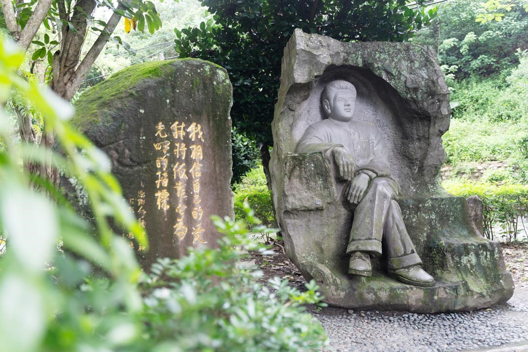 鍾理和石雕像位於台灣文學步道內，讓到訪的民眾可以一窺國內鄉土文學巨擘的風采。