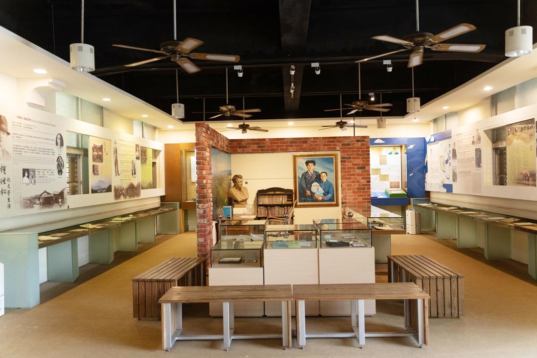 大廳中央以鍾理和的書房為核心，講述鍾氏的創作生涯。