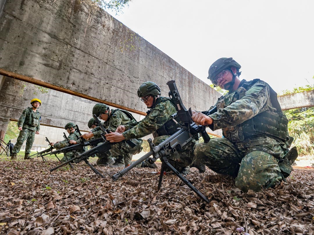 國軍務實推動志願役募兵，與回復1年期義務役所執行之雙軌式組織革新與精進，打造國軍成為專業化、職能化勁旅。