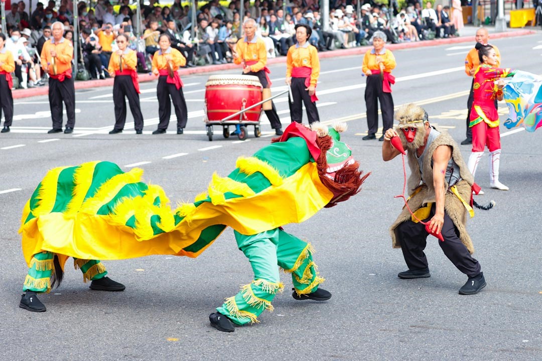 藝術表演團共同展演的「獅吼震雲端、群獅護臺灣」，向世界展現臺灣獨樹一格的文化風貌。
