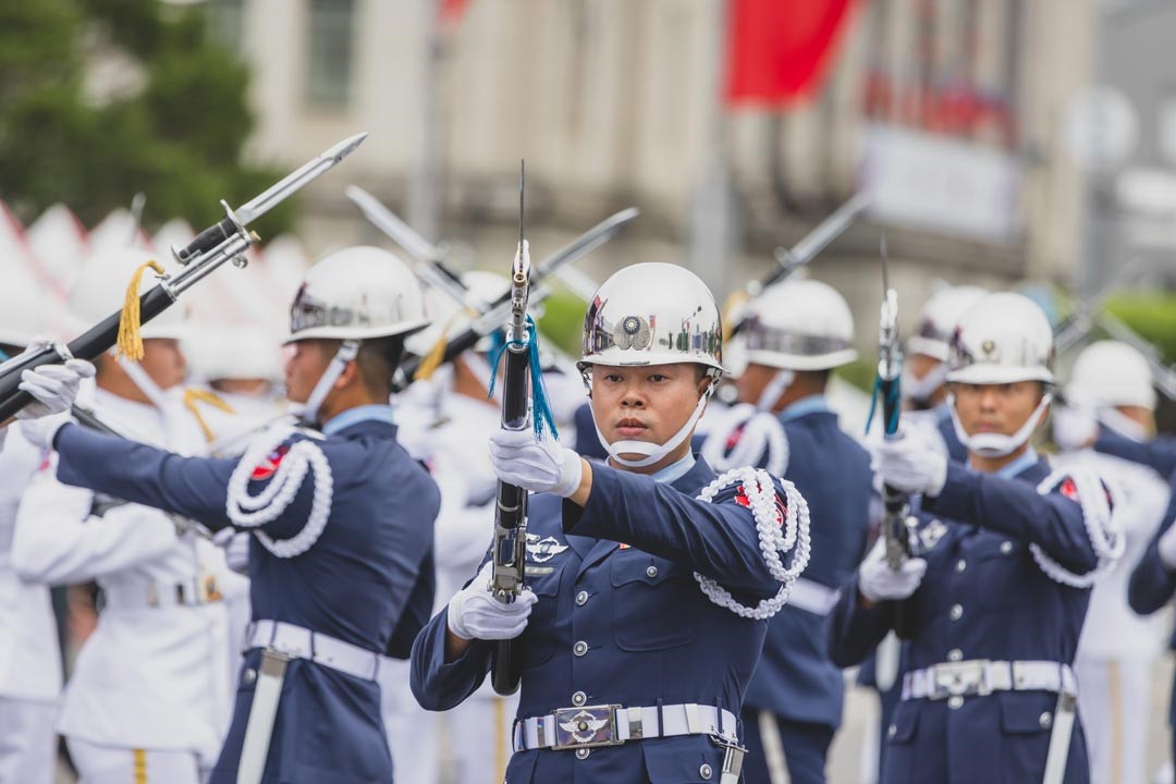 三軍儀隊透過精湛操槍，呈現整齊、端莊的演出，現場民眾大聲稱好。