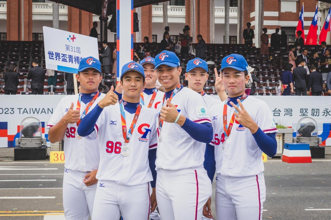 在國際舞臺勇奪佳績的選手，接受國人喝采，現場氣氛歡樂。