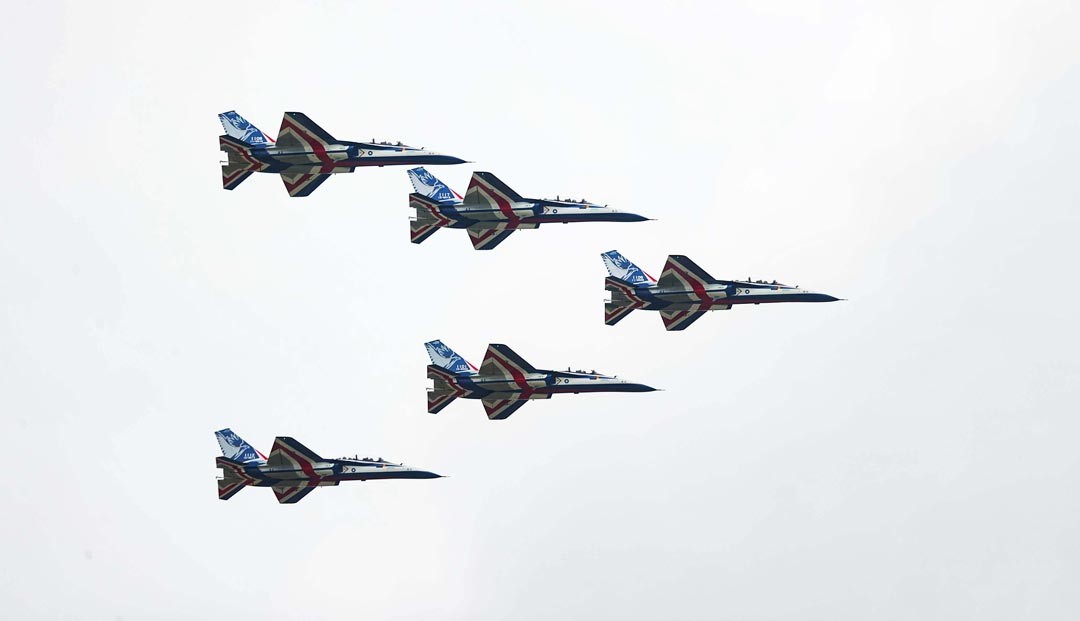 勇鷹高教機以大雁隊型編隊通過典禮臺前，一展國機國造豐碩成果。