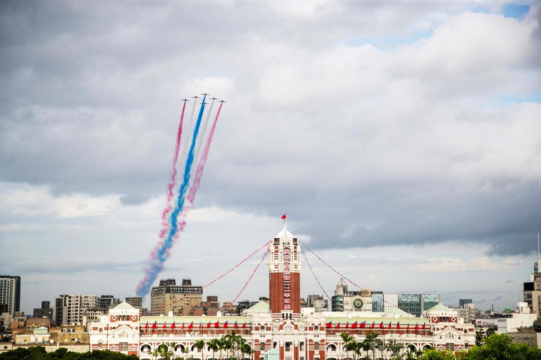空軍雷虎特技小組施放藍白紅三色彩煙，祝賀國運昌隆，為國慶大會畫下圓滿句點。