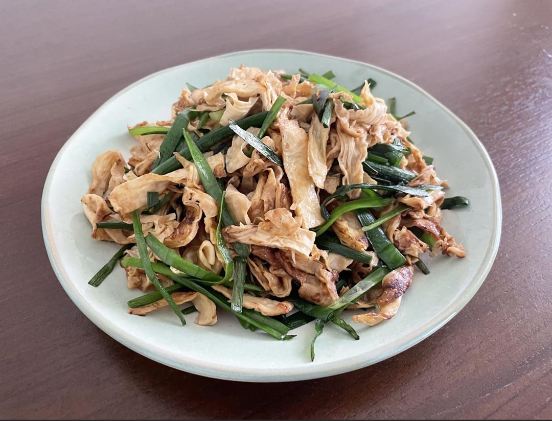 五辛素也可食用的韭菜炒豆皮。