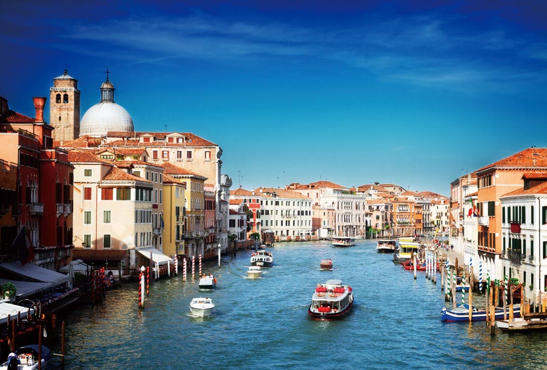 威尼斯是世界知名的水都，船隻是重要的代步工具，穿越連接城市的運河水域，充滿浪漫的情調及獨特的文化。
