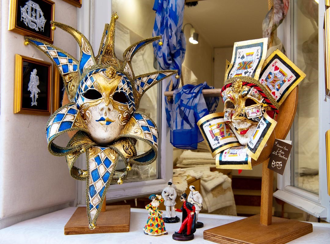 威尼斯嘉年華會，又稱為面具節，被譽為世界三大嘉年華之一。只是在「面具歷史」的背後，藏有落難貴族的眼淚，或是其他舊社會可悲的階級觀念。