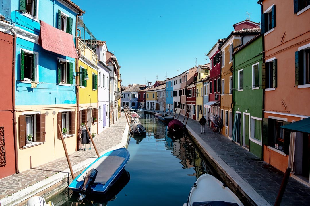 布拉諾島原本寧靜的漁村島，因為五顏六色的房子和運河而聞名，是從威尼斯本島出發跳島一日行的首選。