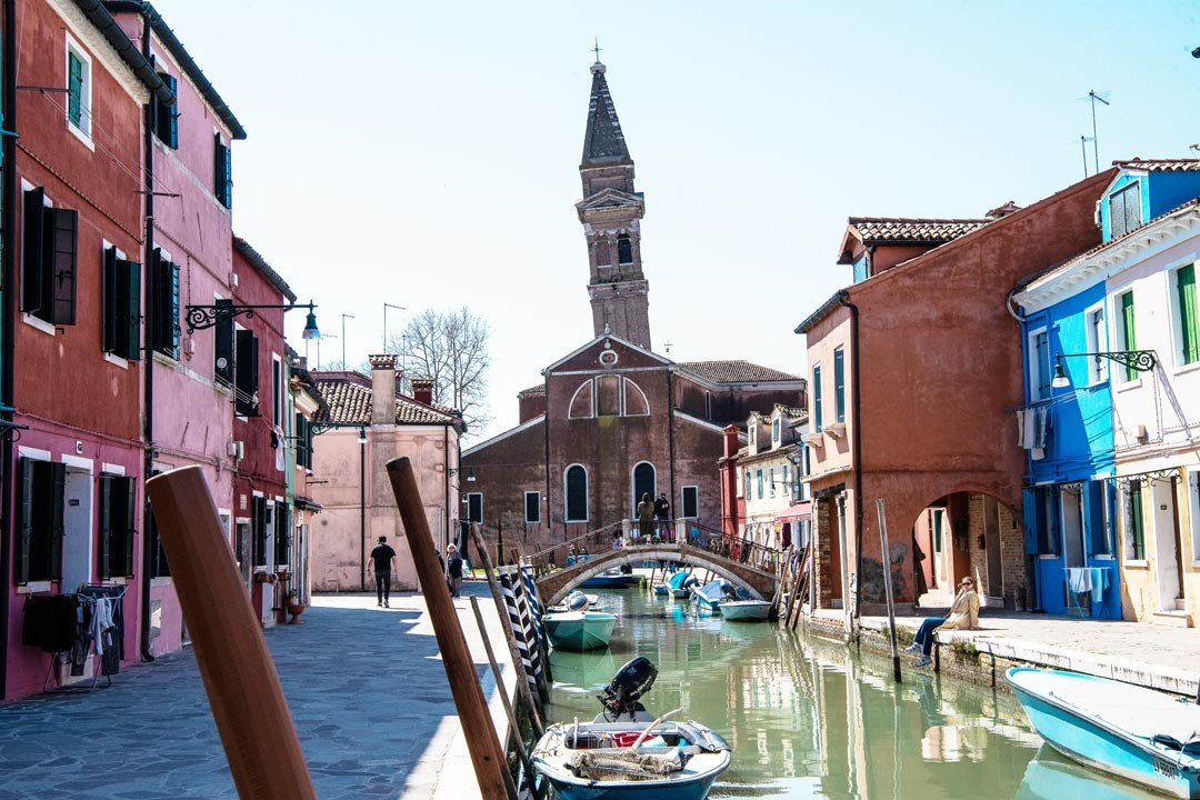 聖馬丁諾教堂，從17世紀起屹立至今，教堂的「傾斜鐘塔」更是彩虹島上的地標。