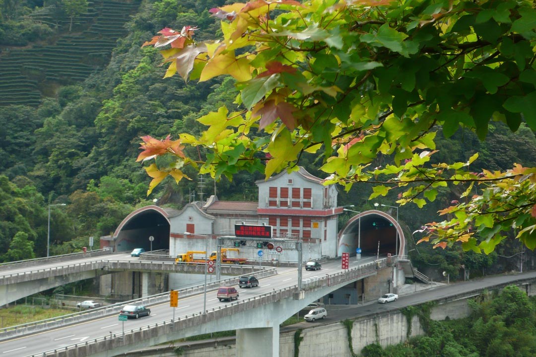 雪山隧道快速往來於北宜之間，改善宜蘭縣聯外交通，以及促進臺灣東部地區發展。