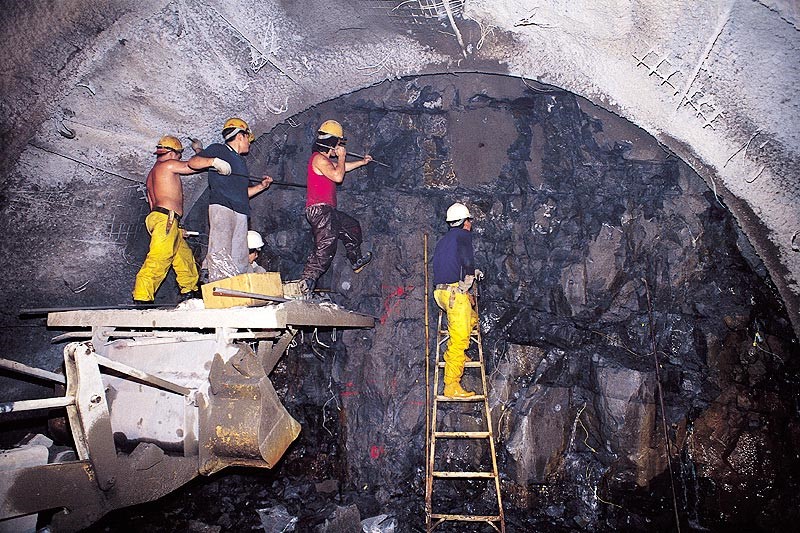 雪山隧道為北宜高速公路之關鍵工程，圖為雪山隧道填藥現況。