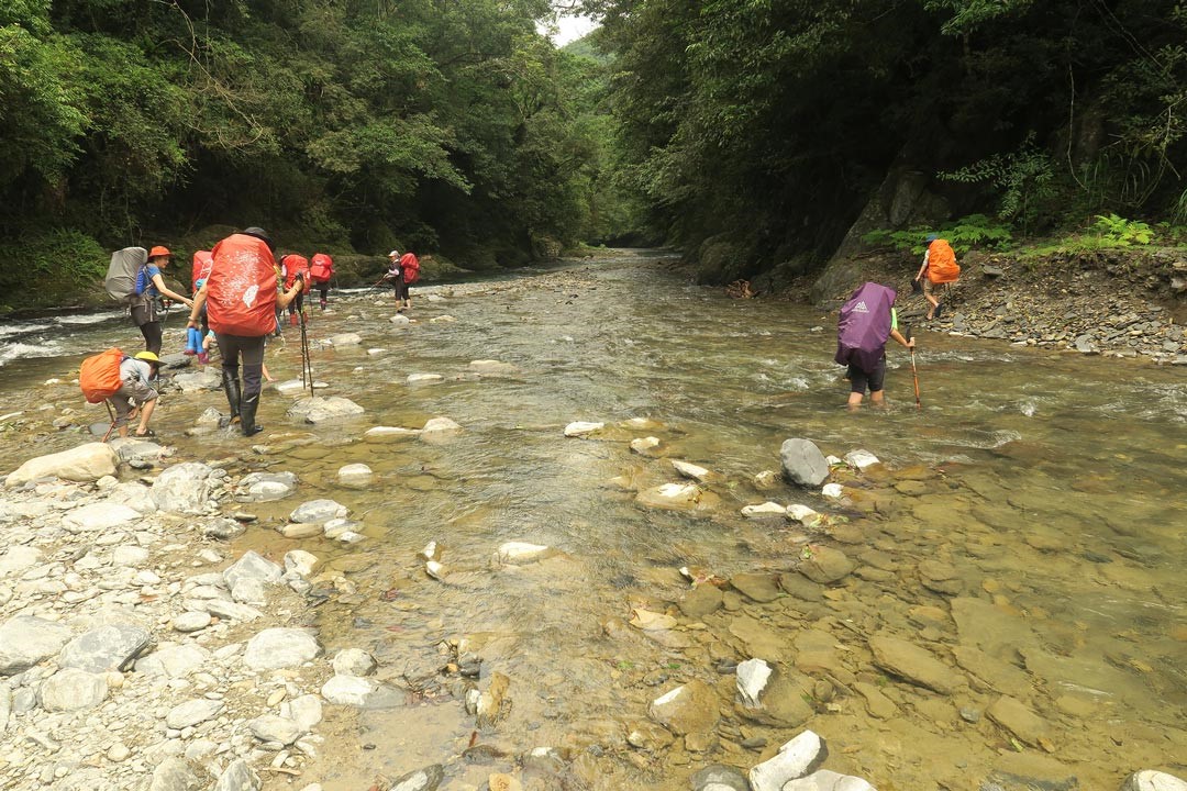 徒步原始的哈盆中嶺道常需涉水而行。